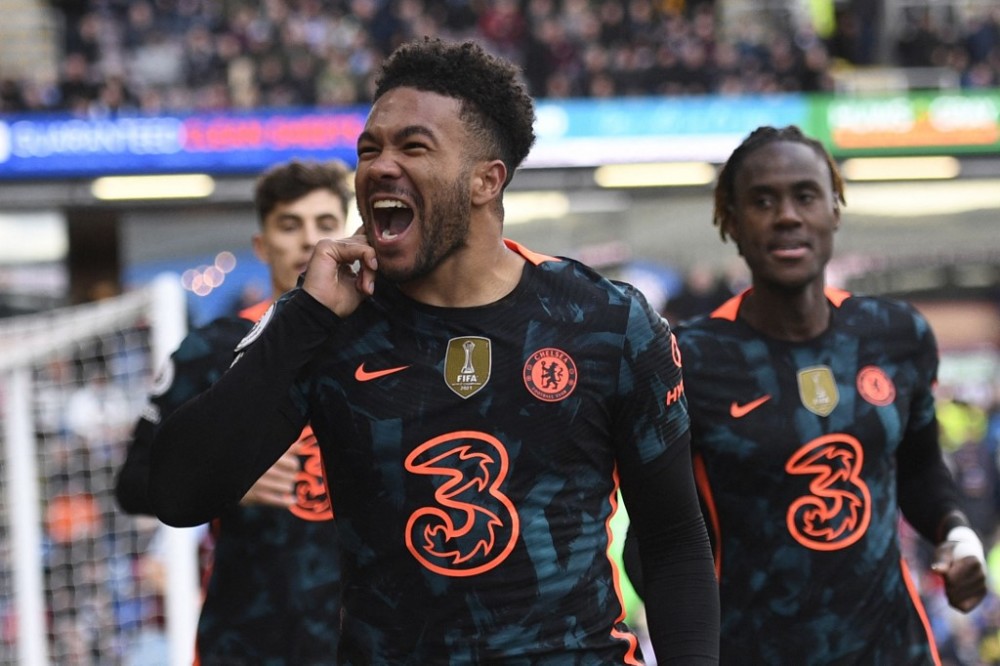 阿扎伦卡与30激战快船分钟，持续失利胜负难料！，詹姆斯焦点对战引发球迷热议的简单介绍-jiuyou