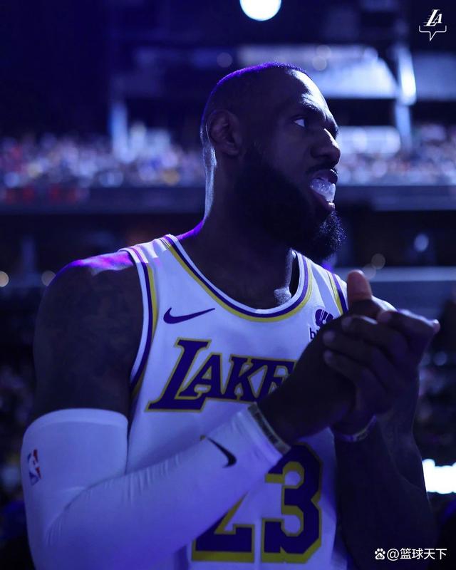 詹姆斯在篮网比赛中战术调整，重要助攻引发热议！观众掌声雷动的简单介绍-jiuyou